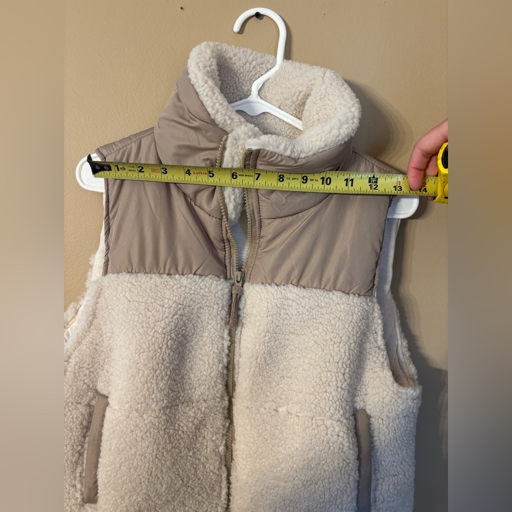 Thread & Supply Women’s Sherpa vest Medium - Picture 13 of 13